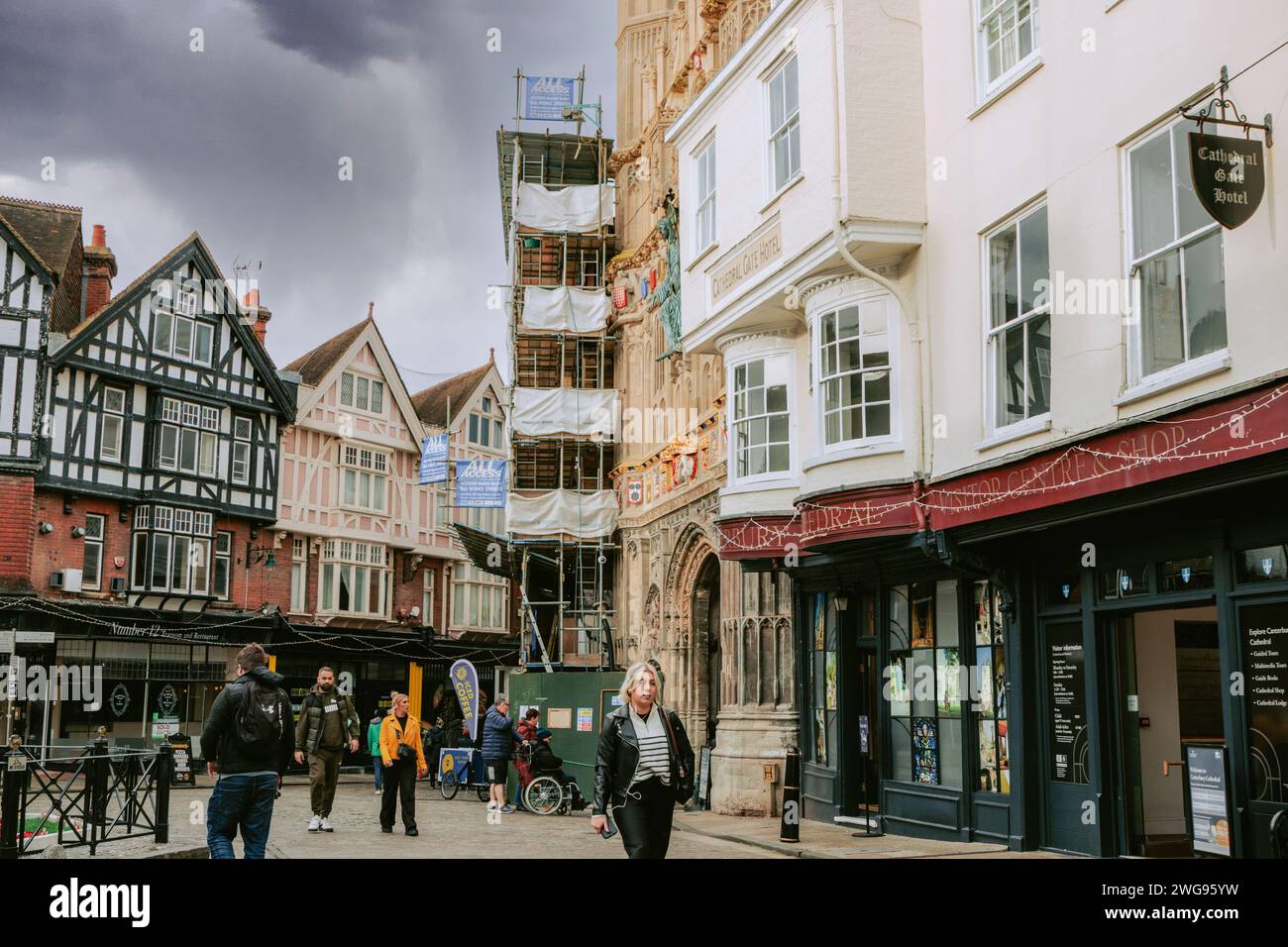 Vie de rue sur la place principale de Canterbury, Royaume-Uni Banque D'Images