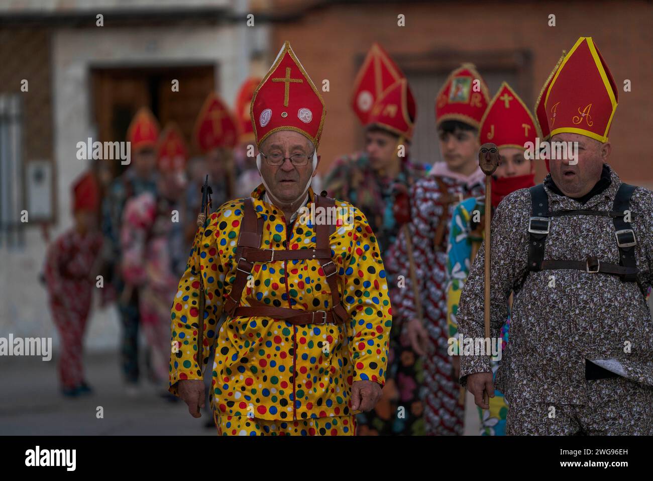 Almonacid de Marquesado, Cuenca, Espagne. 3 février 2024. Les membres de la confrérie Endiablada défilent pendant la fête traditionnelle Endiablada à Almonacid Del Marquesado, Espagne. Chaque année, du 2 au 3 février, la ville d'Almonacid del Marquesado dans le centre de l'Espagne accueille les festivités animées ''Endiablada'' (la Fraternité des Diables), une tradition datant de l'époque médiévale ou plus tôt en l'honneur de la Candelaria et San Blas. Au cours de cet événement animé, les participants masculins arborent une tenue diabolique, notamment des costumes de combinaison éclatants et des chapeaux d'onglet rouges. Crédit : ZUMA Press, Inc./Alamy Live News Banque D'Images