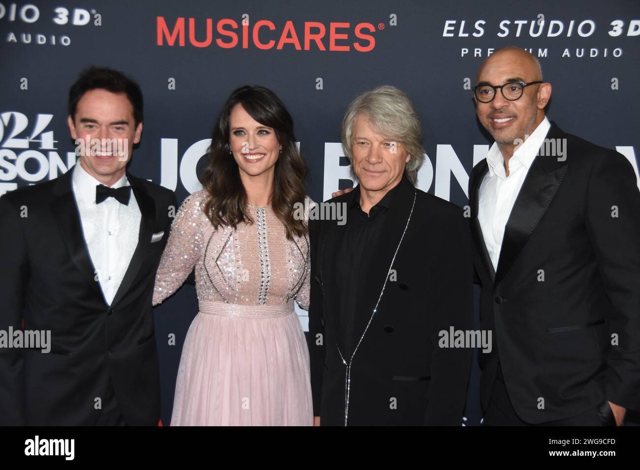 Los Angeles, Californie, États-Unis 2 février 2024 (G-D) VP d’Amazon Music Steve Boom, Directrice exécutive de MusiCares Laura Segura, le chanteur/musicien Jon bon Jovi et le PDG de la Recording Academy Harvey Mason Jr. assistent au Prix MusiCares personnalité de l'année 2024 honorant Jon bon Jovi lors de LA 66e cérémonie des GRAMMY Awards au LA Convention Center le 2 février 2024 à Los Angeles, Californie, États-Unis. Photo de Barry King/Alamy stock photo Banque D'Images