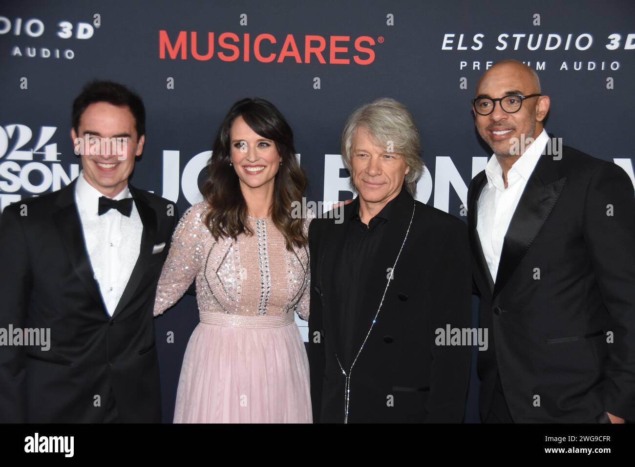 Los Angeles, Californie, États-Unis 2 février 2024 (G-D) VP d’Amazon Music Steve Boom, Directrice exécutive de MusiCares Laura Segura, le chanteur/musicien Jon bon Jovi et le PDG de la Recording Academy Harvey Mason Jr. assistent au Prix MusiCares personnalité de l'année 2024 honorant Jon bon Jovi lors de LA 66e cérémonie des GRAMMY Awards au LA Convention Center le 2 février 2024 à Los Angeles, Californie, États-Unis. Photo de Barry King/Alamy stock photo Banque D'Images