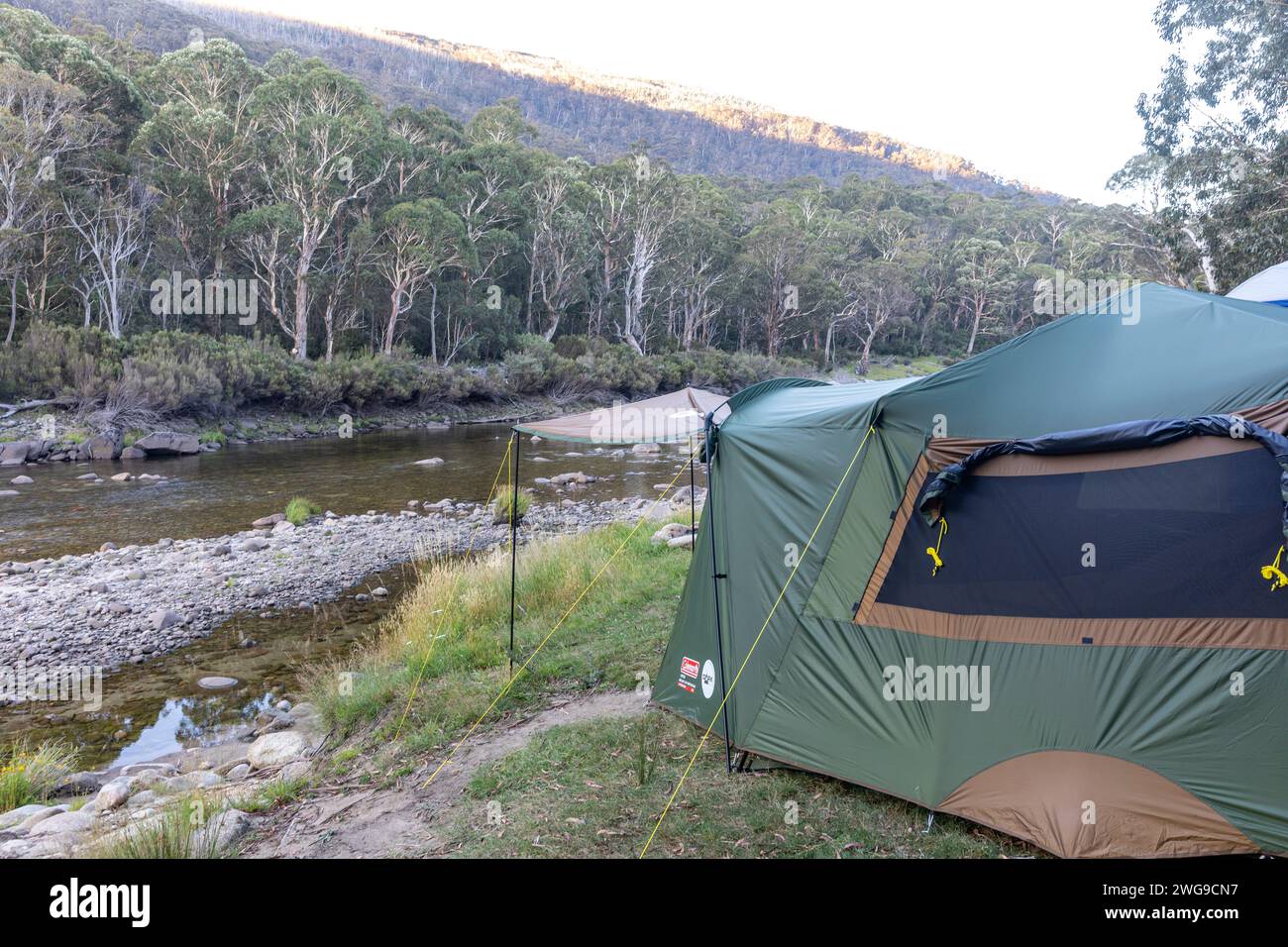 Tente de camping à côté de la rivière Snowy en Nouvelle-Galles du Sud, Australie, 2024 Banque D'Images