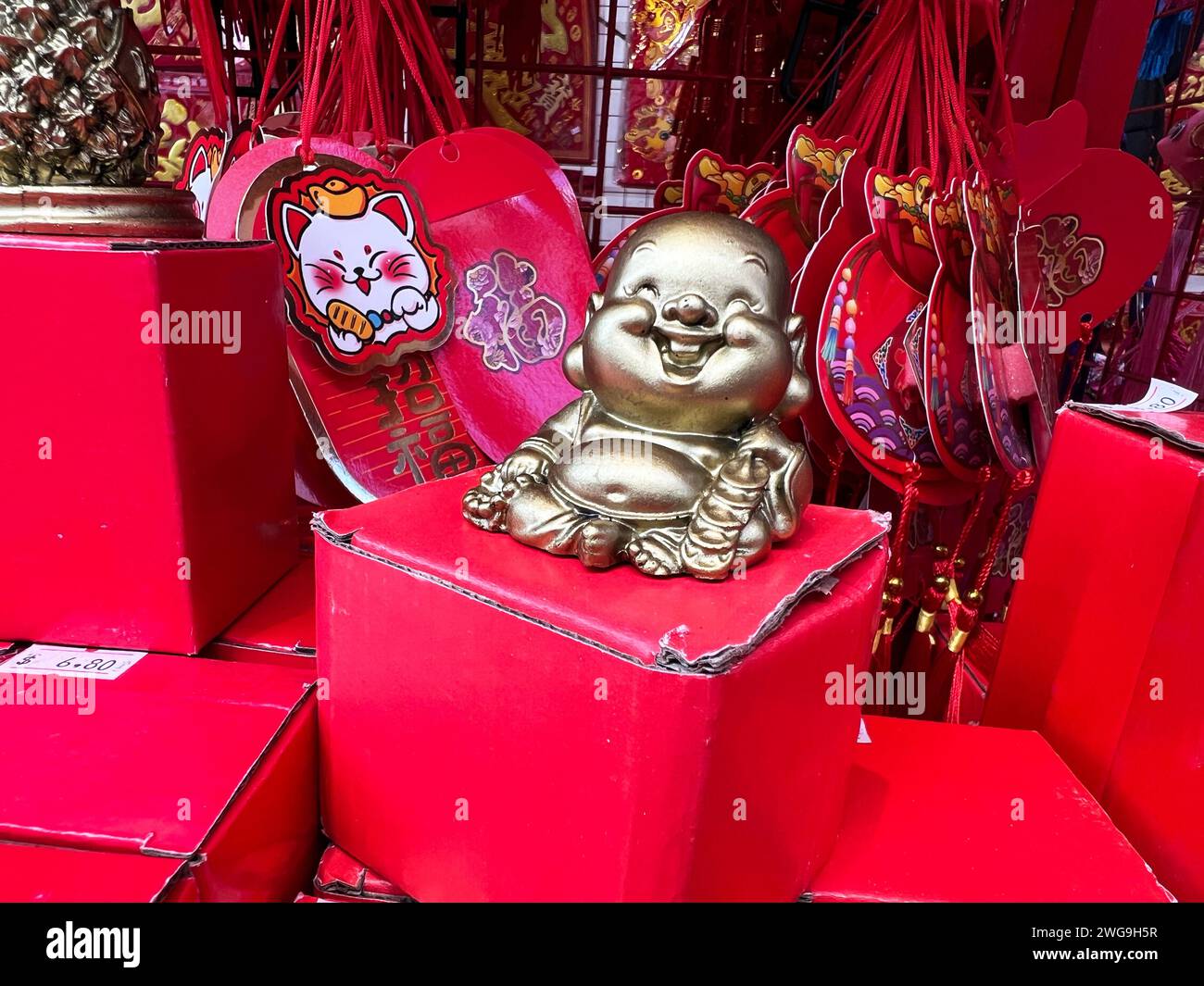Singapour, 26 janvier 2024. Chinatown, préparation au nouvel an chinois, avec des décorations rouge vif et or exposées et à vendre. Banque D'Images