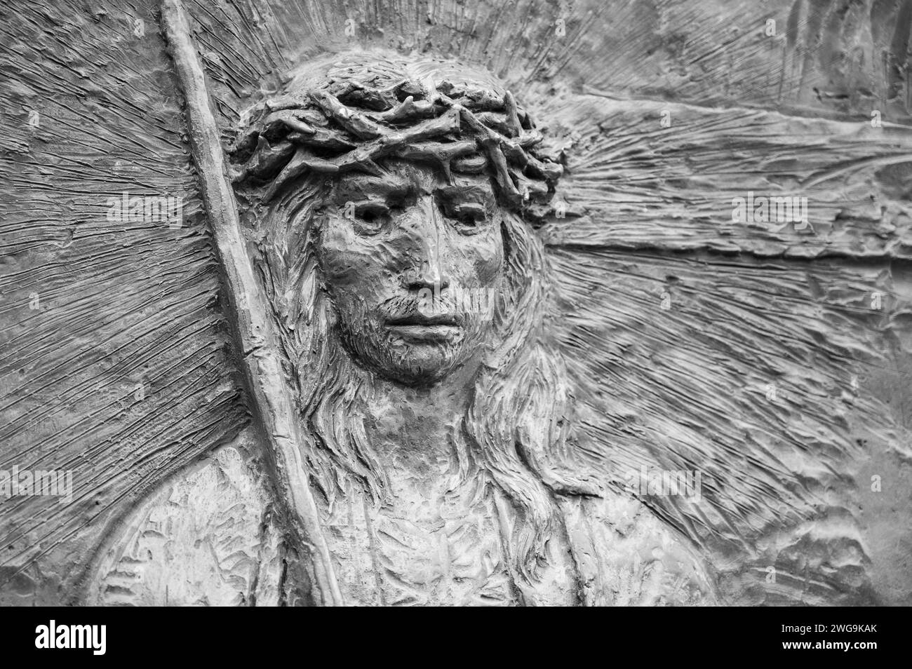 Le portage de la Croix – quatrième mystère douloureux du Rosaire. Sculpture en relief sur le mont Podbrdo (la colline des apparitions) à Medjugorje. Banque D'Images