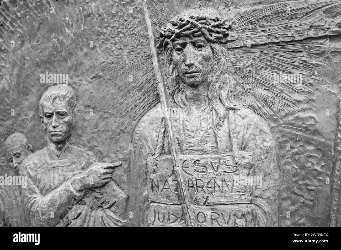 Le portage de la Croix – quatrième mystère douloureux du Rosaire. Sculpture en relief sur le mont Podbrdo (la colline des apparitions) à Medjugorje. Banque D'Images