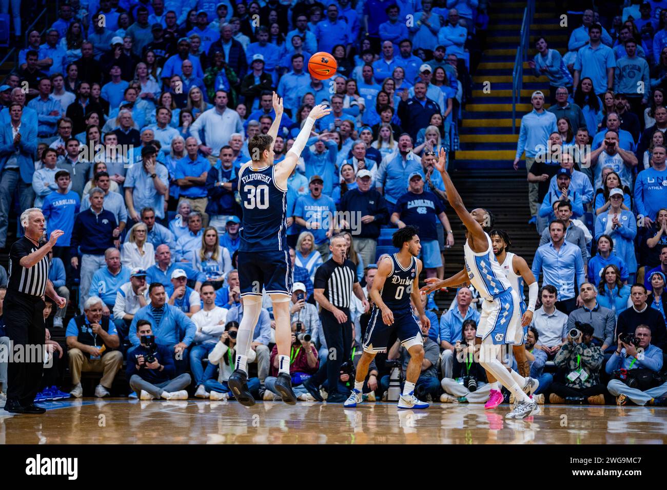 Chapel Hill, Caroline du Nord, États-Unis. 3 février 2024. Le centre de Duke Blue Devils, Kyle Filipowski (30), tente un trois contre les Tar Heels de Caroline du Nord dans le match de basket-ball de l'ACC au Dean Smith Center à Chapel Hill, en Caroline du Nord. (Scott Kinser/CSM). Crédit : csm/Alamy Live News Banque D'Images