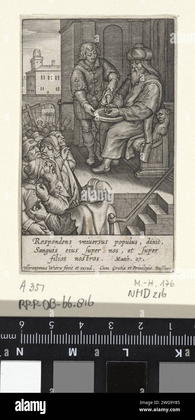 Pilatus se lave les mains dans l'innocence, Hieronymus Wierix, 1563 - avant 1616 imprimer Pilatus se lave les mains dans l'innocence. Devant la foule, il se lave les mains dans un bol d'eau. En arrière-plan, vous pouvez voir que Christ est enlevé après avoir été condamné à mort. Dans la marge, une citation de la bible à trois ajustements de Mat. 27 en latin. Anvers gravure sur papier Pilate se lavant les mains (en innocence) Banque D'Images