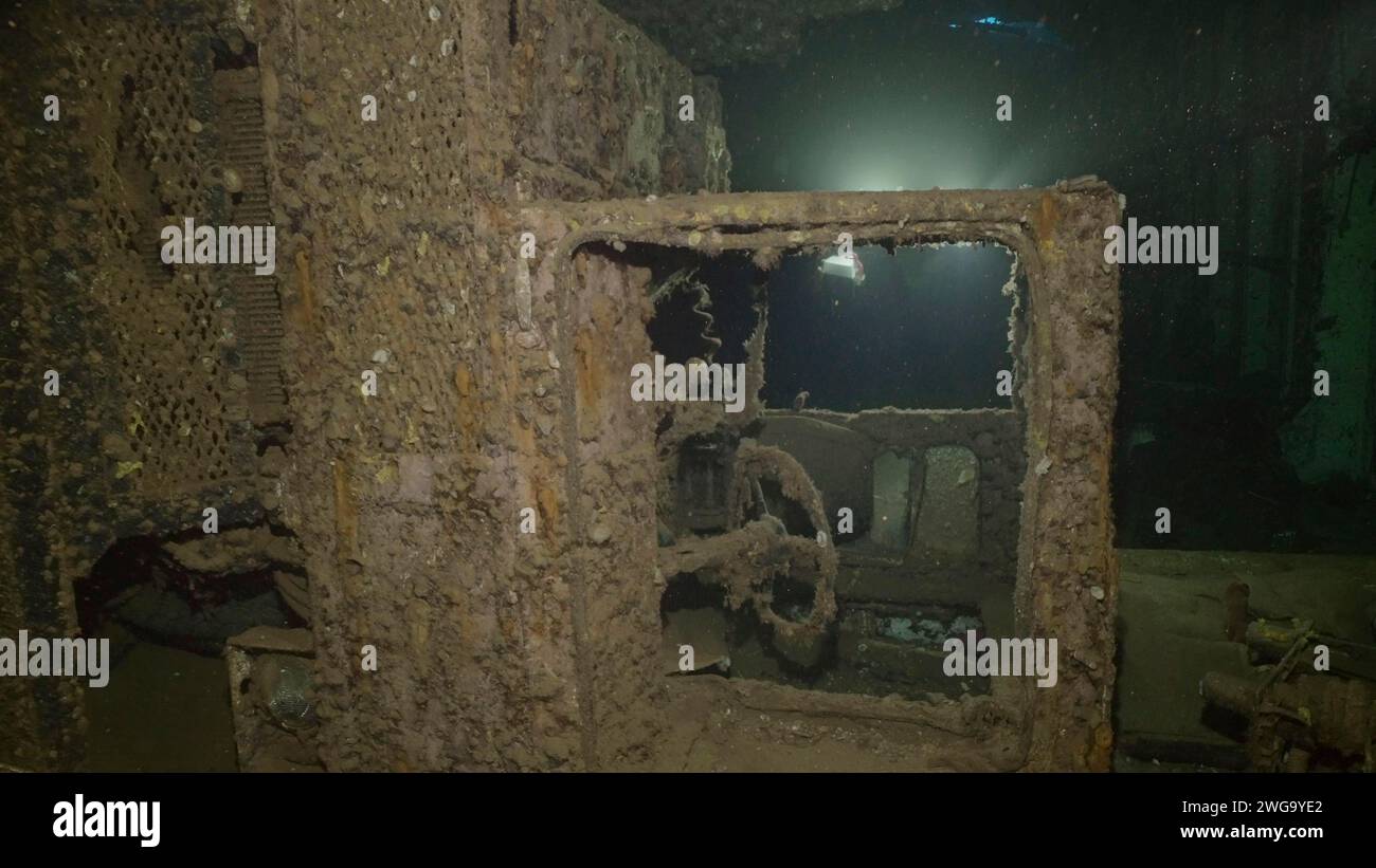 Vue rapprochée d'une cabine de camion située sur le côté de la soute intérieure du ferry Salem Express Shipwreck, Red Sea, Safaga, Egypte Banque D'Images
