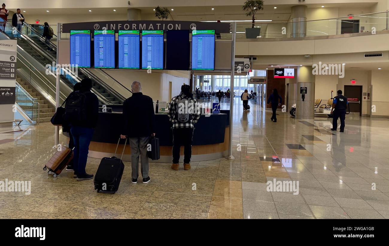 Atlanta, GA, États-Unis : janvier 3,2024 : les passagers vérifient le comptoir d'information pour les détails du vol au terminal international très fréquenté de Hartsfield Jacks Banque D'Images