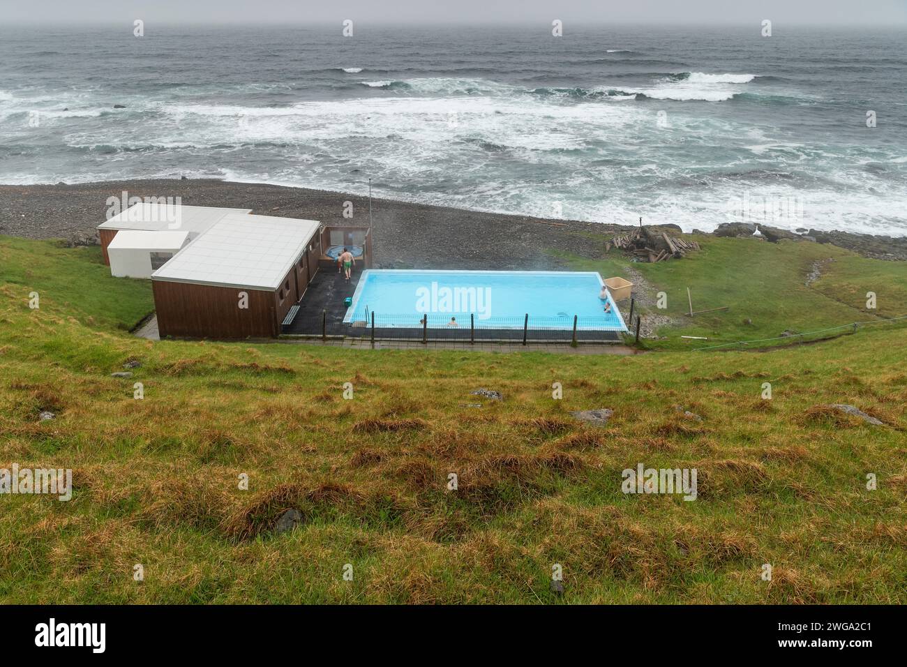 Krossneslaug, piscine extérieure avec source chaude en bord de mer, Krossnes, Norourfjoerour, Arnes, Strandir, Westfjords, Islande Banque D'Images