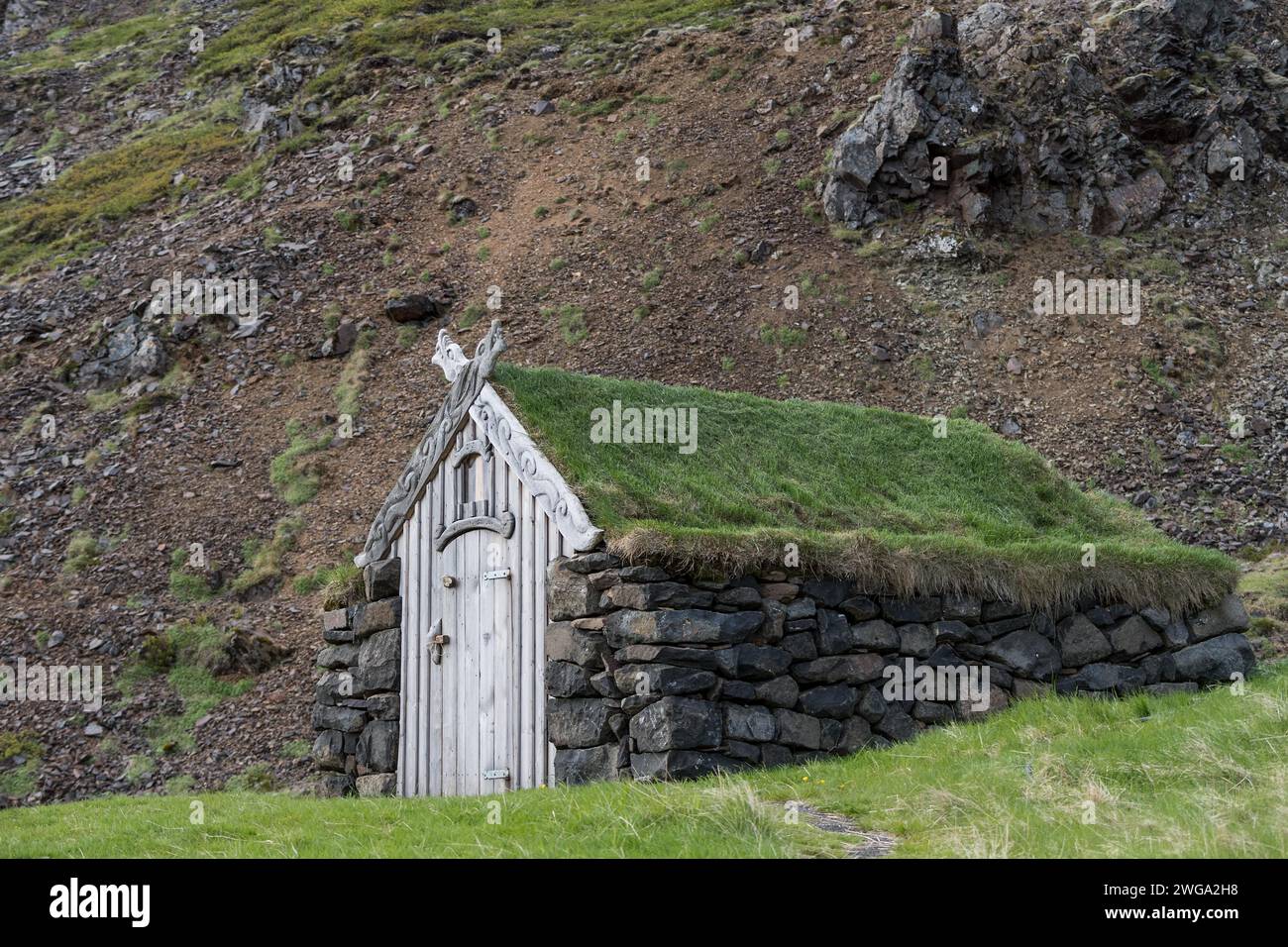 Ancienne cabane avec murs en pierre et toit en herbe, Laugar, Westfjords, Islande Banque D'Images