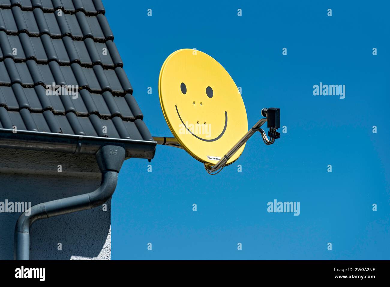 Antenne satellite drôle, jaune avec smiley, antenne satellite sur le toit d'une maison, antenne satellite, Hesse, Allemagne Banque D'Images