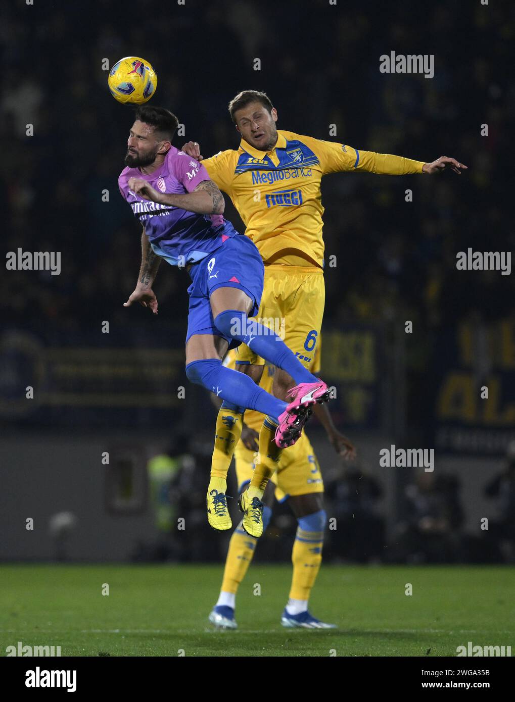 Frosinone, Italie. 3 février 2024. Olivier Giroud (à gauche) de l'AC Milan défie Simone Romagnoli de Frosinone lors du match de football Serie A entre Frosinone et l'AC Milan à Frosinone, Italie, le 3 février 2024. Crédit : Augusto Casasoli/Xinhua/Alamy Live News Banque D'Images