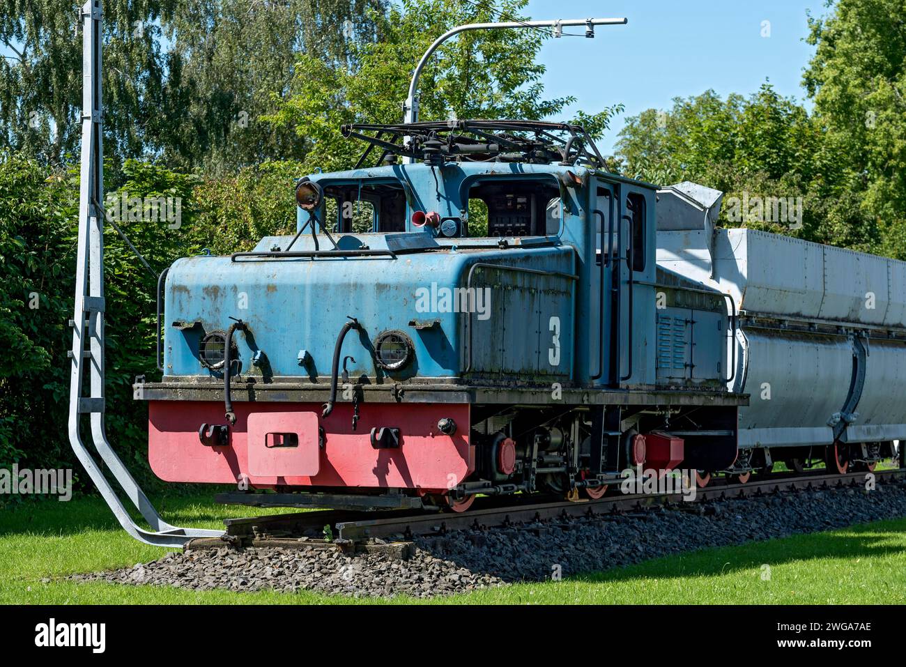 Locomotive électrique vintage no. 3 de Krupp AEG avec wagon à charbon pour le transport de lignite dans l'exploitation minière, locomotive électrique, construite en 1957, en plein air Banque D'Images