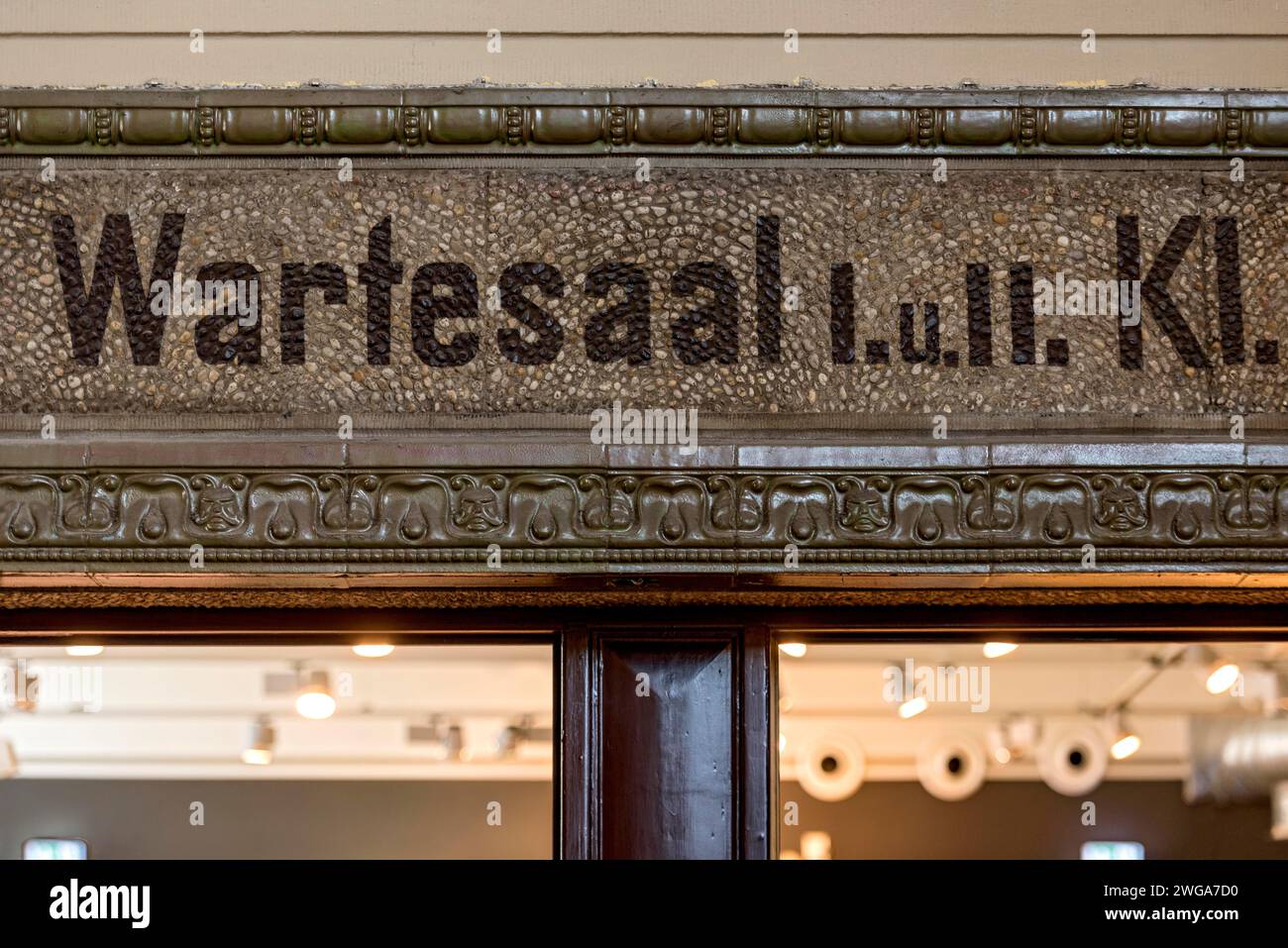 Salle d'attente 1ère et 2ème classe, I. et I., inscription en frise en céramique et gravier de style Art Nouveau, hall d'entrée de chemin de fer historique Banque D'Images