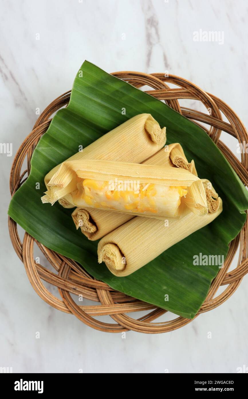 Lepet Jagung, gâteau indonésien traditionnel à base de maïs et de noix de coco râpée, enveloppé avec des coques de maïs puis cuit à la vapeur Banque D'Images