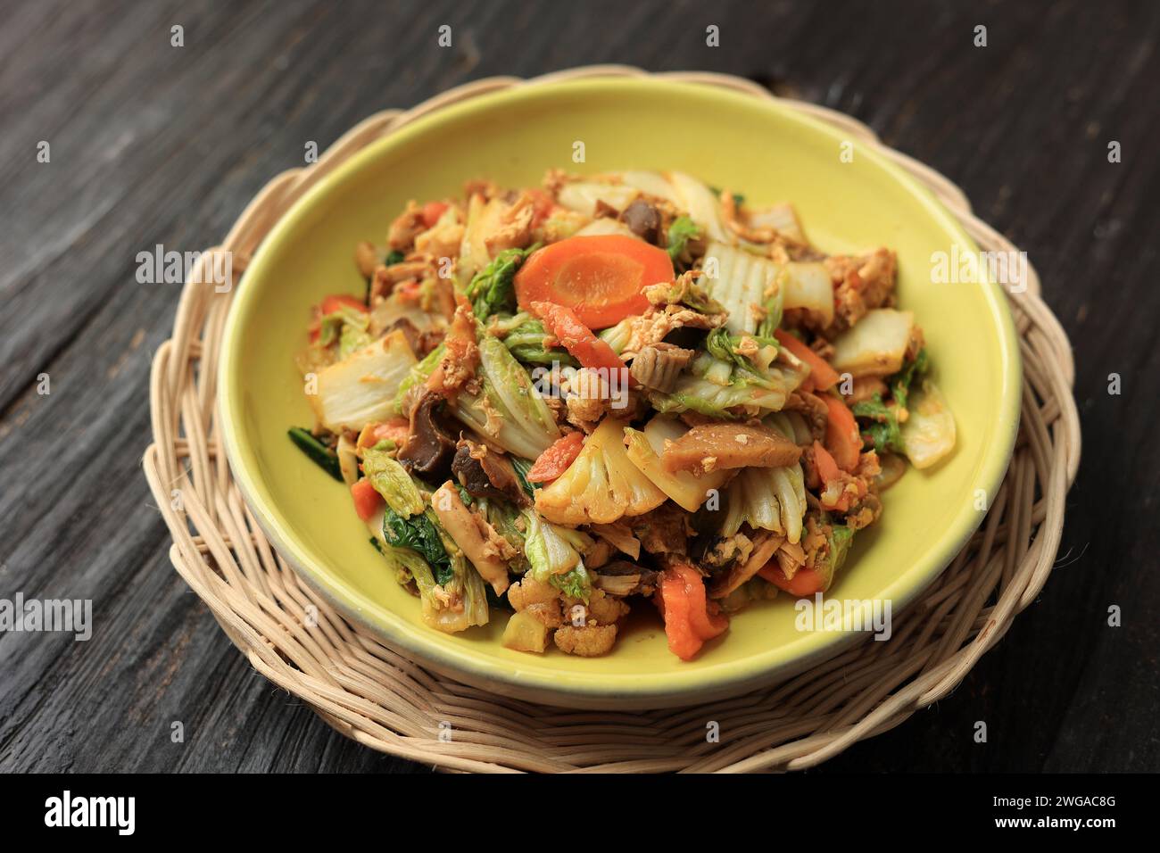 Capcay Goreng Close Up sur la table en bois. Cuisine chinoise indonésienne STIR Fry légumes avec poulet et fruits de mer Banque D'Images