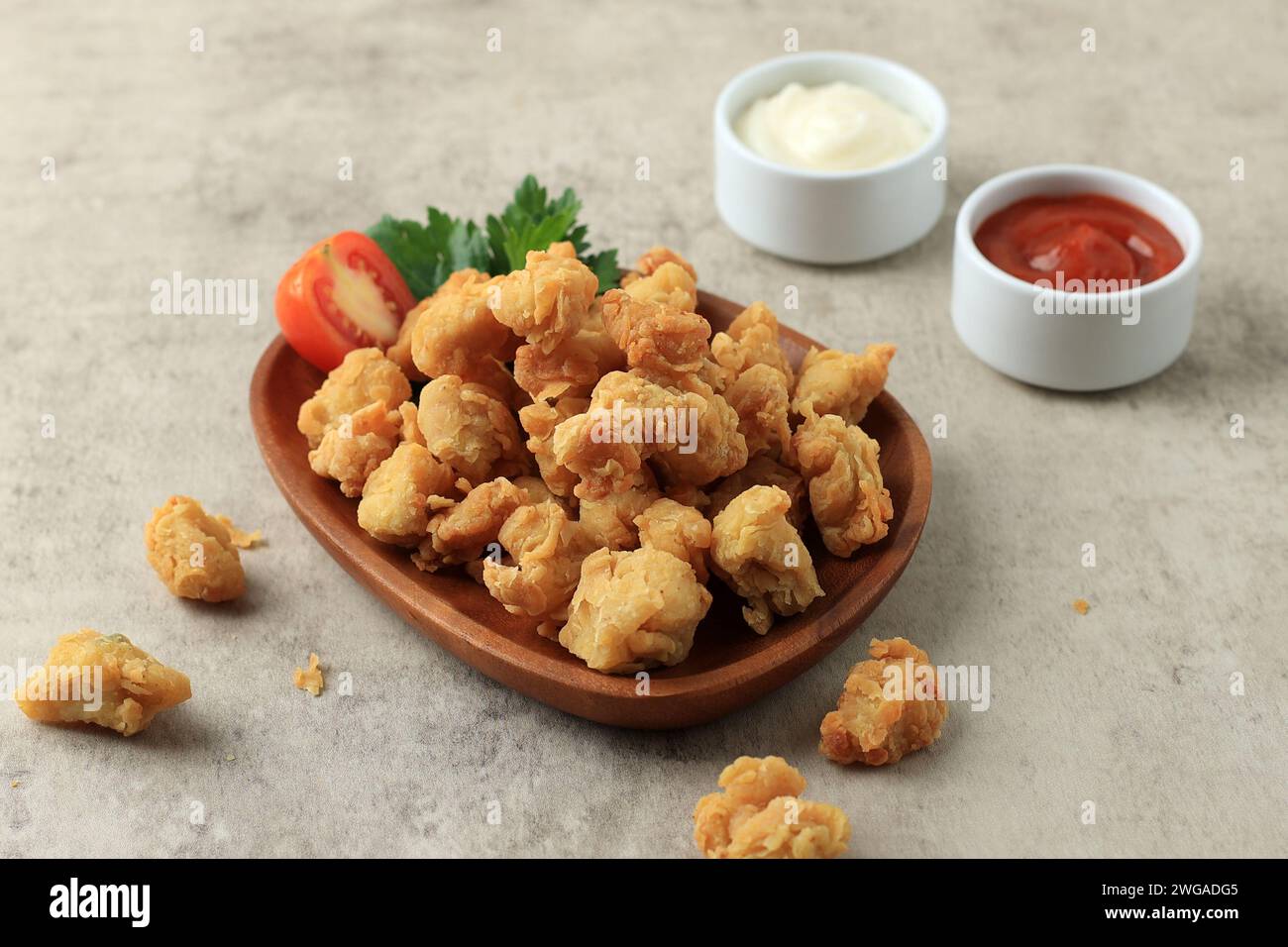 Pop-corn croustillant au poulet avec mayonnaise et sauce tomate, une portion Banque D'Images