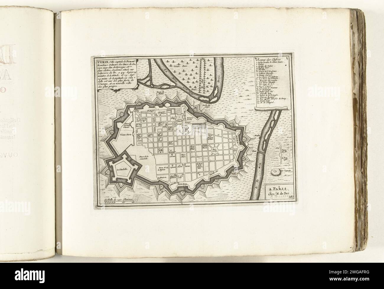 Plan de Turin, ca. 1702, 1702 - 1703 imprimer carte des renforts autour de la ville italienne de Turin. Plaque n° 165 dans l'ouvrage imprimé composé d'un total de 276 planches numérotées de villes fortes et forteresses renommées dans le contexte de la guerre de succession d'Espagne. Pour la plupart, ces documents ont été copiés dans les archives françaises anonymes : dans les Forces de l'Europe et dans : le Théâtre de la Guerre, dans les pays-Bas, tous deux publiés à l'origine par Nicolas de fer à Paris (1693-1697) dans le cadre de la guerre de neuf ans. Titre et inscriptions dans l'album en français. Imprimeur : Norther Banque D'Images