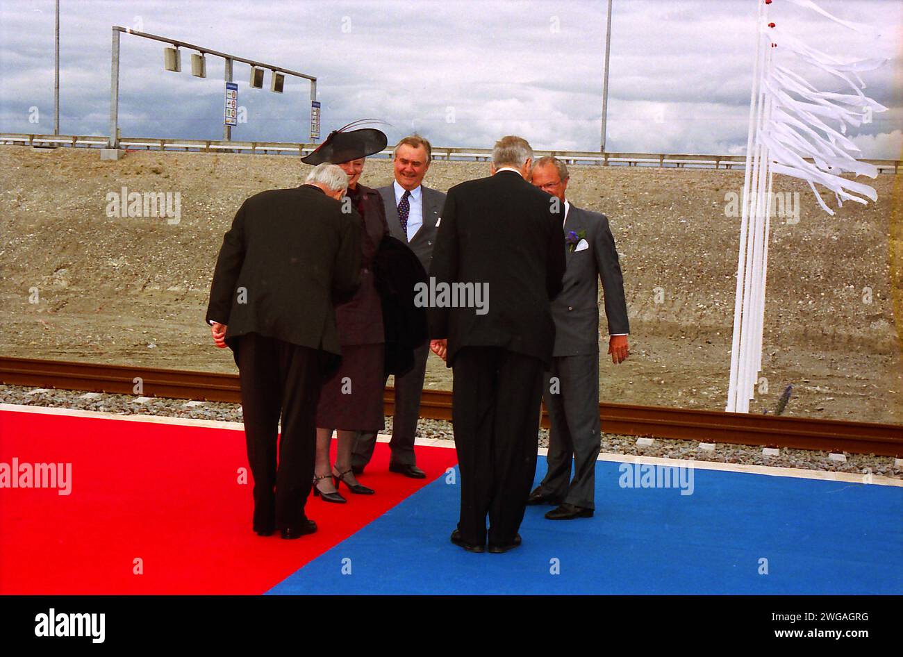 Peberholm/SUÈDE/DANEMARK. 01 juillet 2000   H.M. la Reine Margrethe II et le mari le prince Henrik venaient du côté danois et se rencontrent sur l'île artificielle de Peberholm dans le détroit d'oresudent avec H.M. le roi Carl Gustaf et la reine Sylvia de Suède à l'ouverture officielle du pont de ligne d'Oresudnet entre le Danemark et la Suède et son coût .£2 milliards de dkr. (Photo de Francis Joseph Dean/Deanimages) Banque D'Images