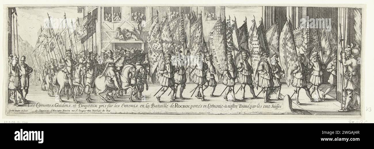 Défilé avec les bannières espagnoles capturées lors de la bataille de Rocroi, 1643, 1643 procession imprimée avec les bannières et les drapeaux, portés par cent soldats suisses à l'église notre-Dame lors de la bataille de Rocroi (19 mai 1643), 1643. Stoet avec des soldats à pied et à cheval. Imprimeur : Francepublisher : Paris papier gravure parade militaire, concours. Drapeaux (militaires) et normes France Banque D'Images