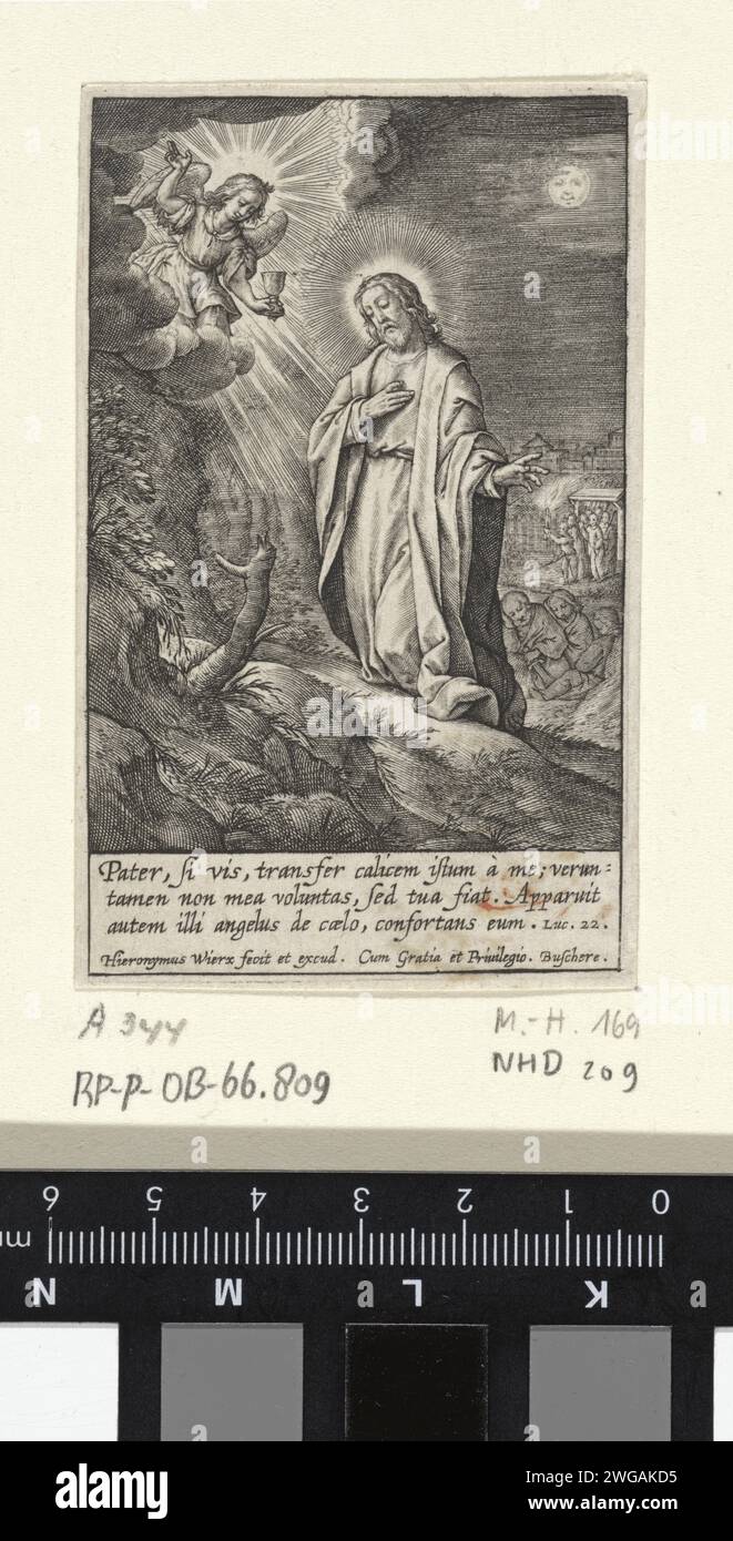 Christ à la cour de Getsémane, Hieronymus Wierix, 1563 - avant 1619 imprimer Christ prie à la cour de Getsémane. Un ange avec un calice apparaît du ciel. Ses élèves dorment en arrière-plan. Judas entre dans le jardin par la porte et les soldats pointent l'endroit où Christ prie. Dans la marge, une citation de Luc à trois-fit de la Bible. 22 en latin. Papier anversois gravant la prière du Christ dans le jardin de Gethsémani pendant la nuit Banque D'Images