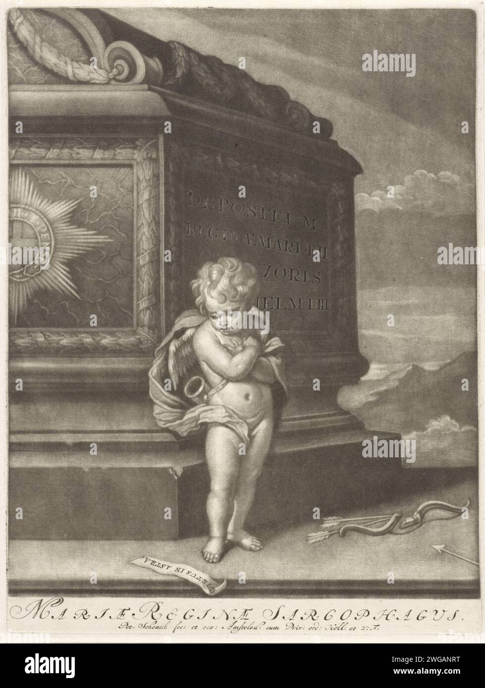 Zintrent en mémoire de Maria Stuart, 1695, Pieter Schenk (I), d'après John Smith (imprimeur / Éditeur), d'après Gottfried Kneller, 1695 représentation allégorique imprimée faite en mémoire de Maria II Stuart, mort le 7 janvier 1695. Un amor en deuil est sur la tombe de la reine. Sa flèche et son arc sont cassés sur le sol. Sur la bande de papier au sol se trouve le texte « Virtus in Astra ». Gravure de papier Amsterdam pierre tombale, pierre tombale. Cupidon entravé, 'Amor Cruciatus'. Aspects spécifiques de Cupidon. construction de tombes, tombe monumentale Banque D'Images
