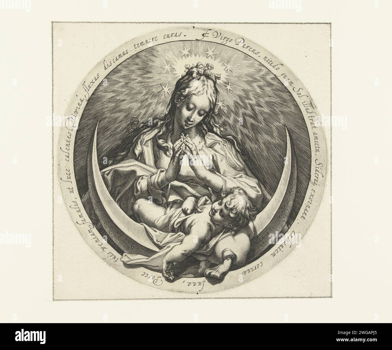 Marie avec Christ enfant sur la Lune Skik, 1593 - 1595 imprimer spectacle rond de Maria, la tête entourée d'étoiles, les mains dans un geste de prière rassemblées, regardant vers le bas sur l'enfant Christ, qui se trouve sur une lune en face d'elle. Pour afficher une arête latine. Papier néerlandais gravure Madonna (c'est-à-dire Marie avec le Christ-enfant) dans les airs, ou sur les nuages Banque D'Images