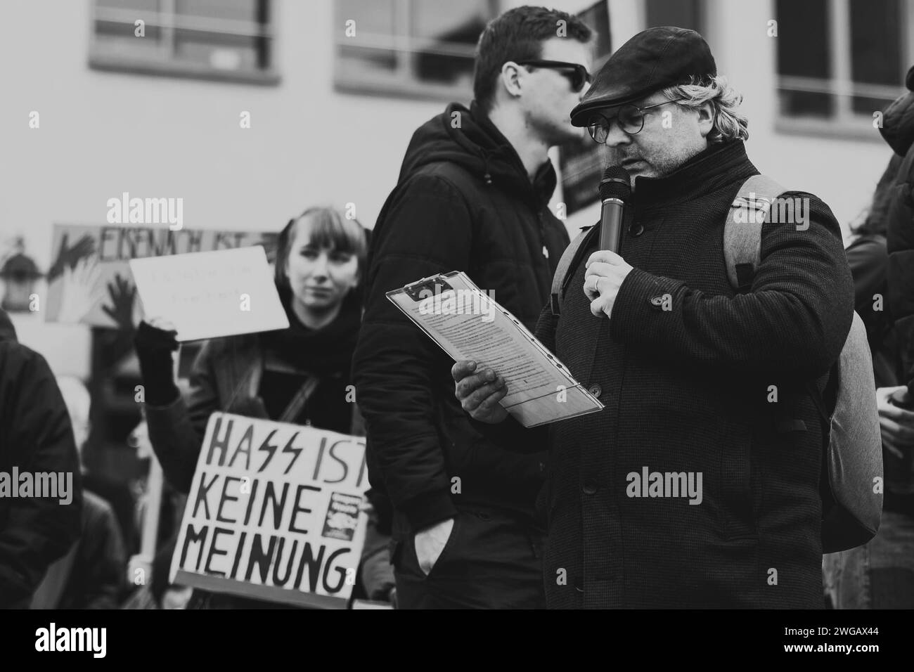 03.02.2024, GER, News, Demonstration nie Wieder IST Jetzt Deutlich über 2000 Menschen beteiligten sich an der vom Bündnis gegen Rechts initiierten Demonstration gegen rechtspopulistische Politik im Land, Allen voran die AfD. Unter den Teilnehmern waren auch hiesige Bundes- und Landespolitiker, die Spitze der Eisenacher Stadtverwaltung und auffällig viele Eltern mit Kindern. 99817 Eisenach Marktplatz / Karlsplatz / Innens Thueringen Deutschland *** 03 02 2024, GER, News, Demonstration nie Wieder IST Jetzt plus de 2000 personnes ont participé à la manifestation initiée par l'Alliance contre la Banque D'Images