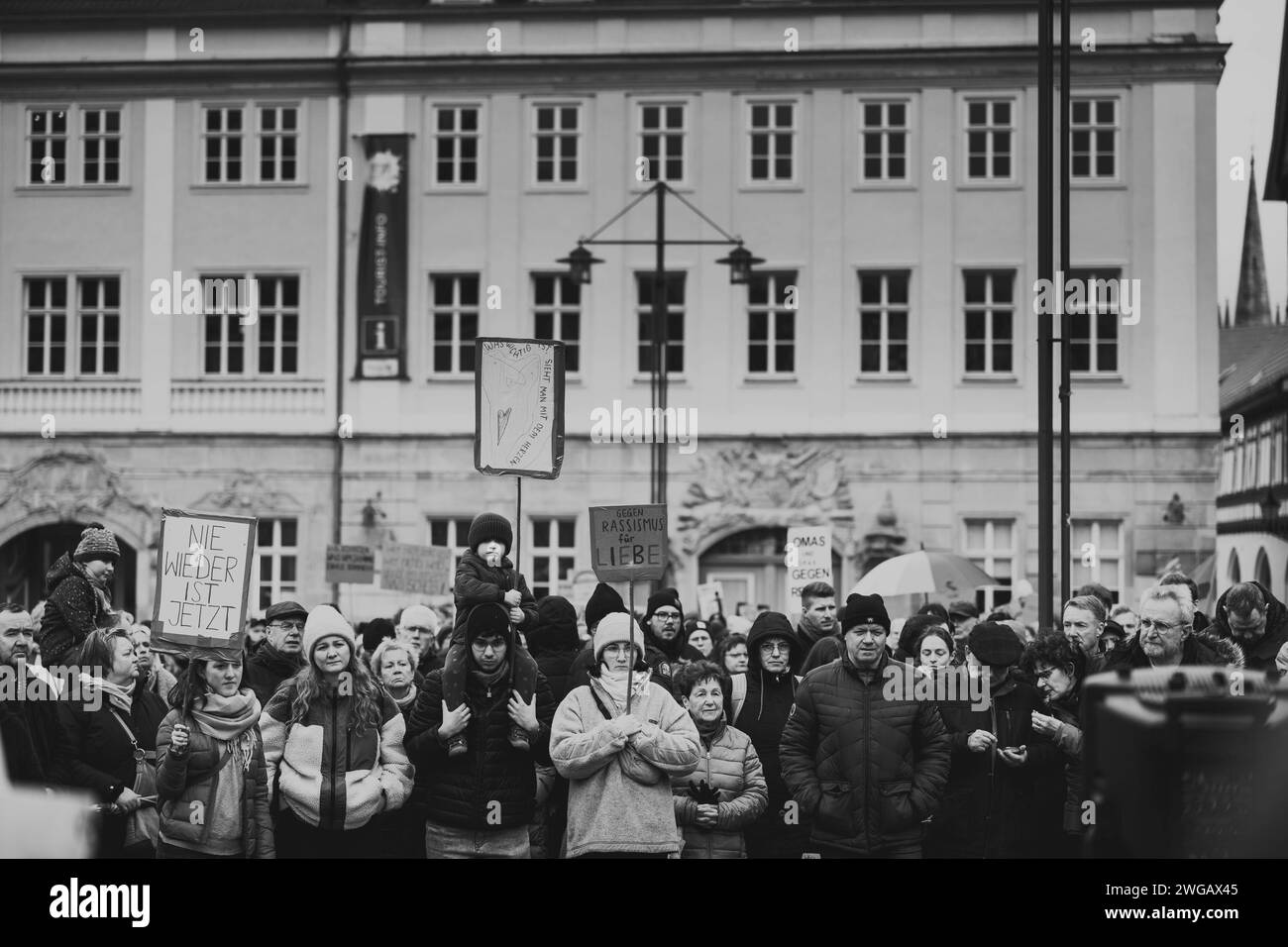 03.02.2024, GER, News, Demonstration nie Wieder IST Jetzt Deutlich über 2000 Menschen beteiligten sich an der vom Bündnis gegen Rechts initiierten Demonstration gegen rechtspopulistische Politik im Land, Allen voran die AfD. Unter den Teilnehmern waren auch hiesige Bundes- und Landespolitiker, die Spitze der Eisenacher Stadtverwaltung und auffällig viele Eltern mit Kindern. 99817 Eisenach Marktplatz / Karlsplatz / Innens Thueringen Deutschland *** 03 02 2024, GER, News, Demonstration nie Wieder IST Jetzt plus de 2000 personnes ont participé à la manifestation initiée par l'Alliance contre la Banque D'Images