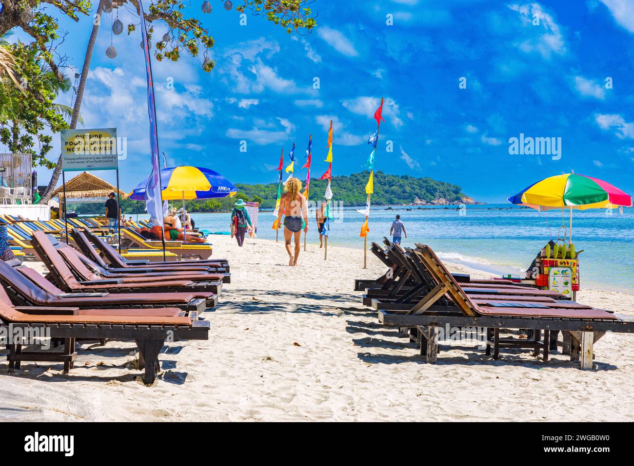 Touristes sur la plage de Chaweng, Ko Samui, Thaïlande Banque D'Images