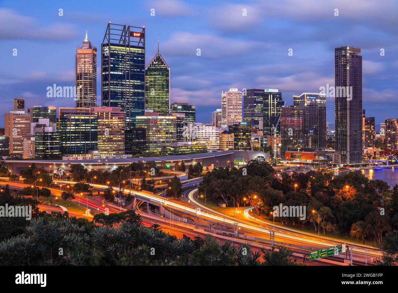 Quartier des affaires de Perth pendant l'heure bleue, Australie occidentale. Banque D'Images