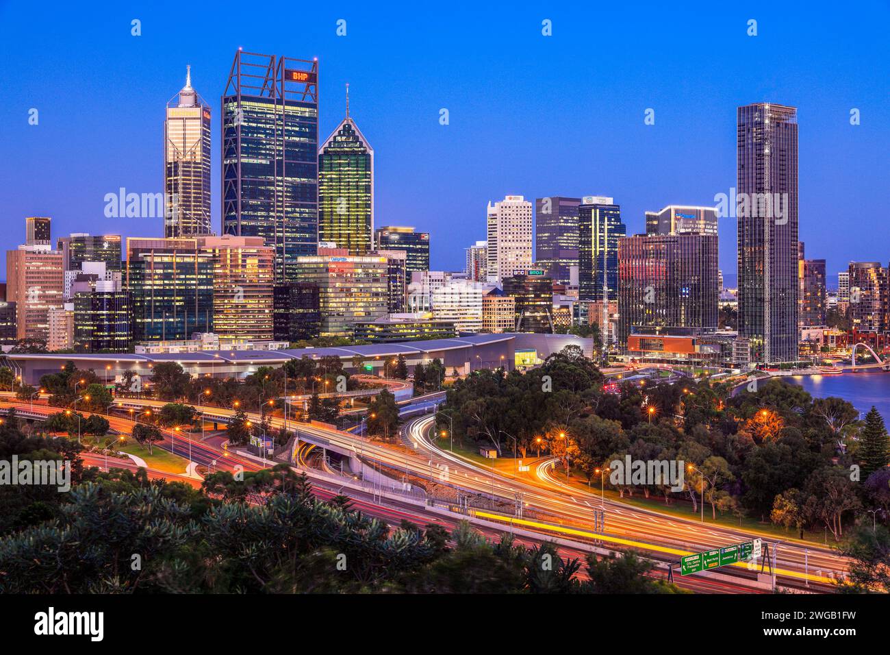 Quartier des affaires de Perth pendant l'heure bleue, Australie occidentale. Banque D'Images