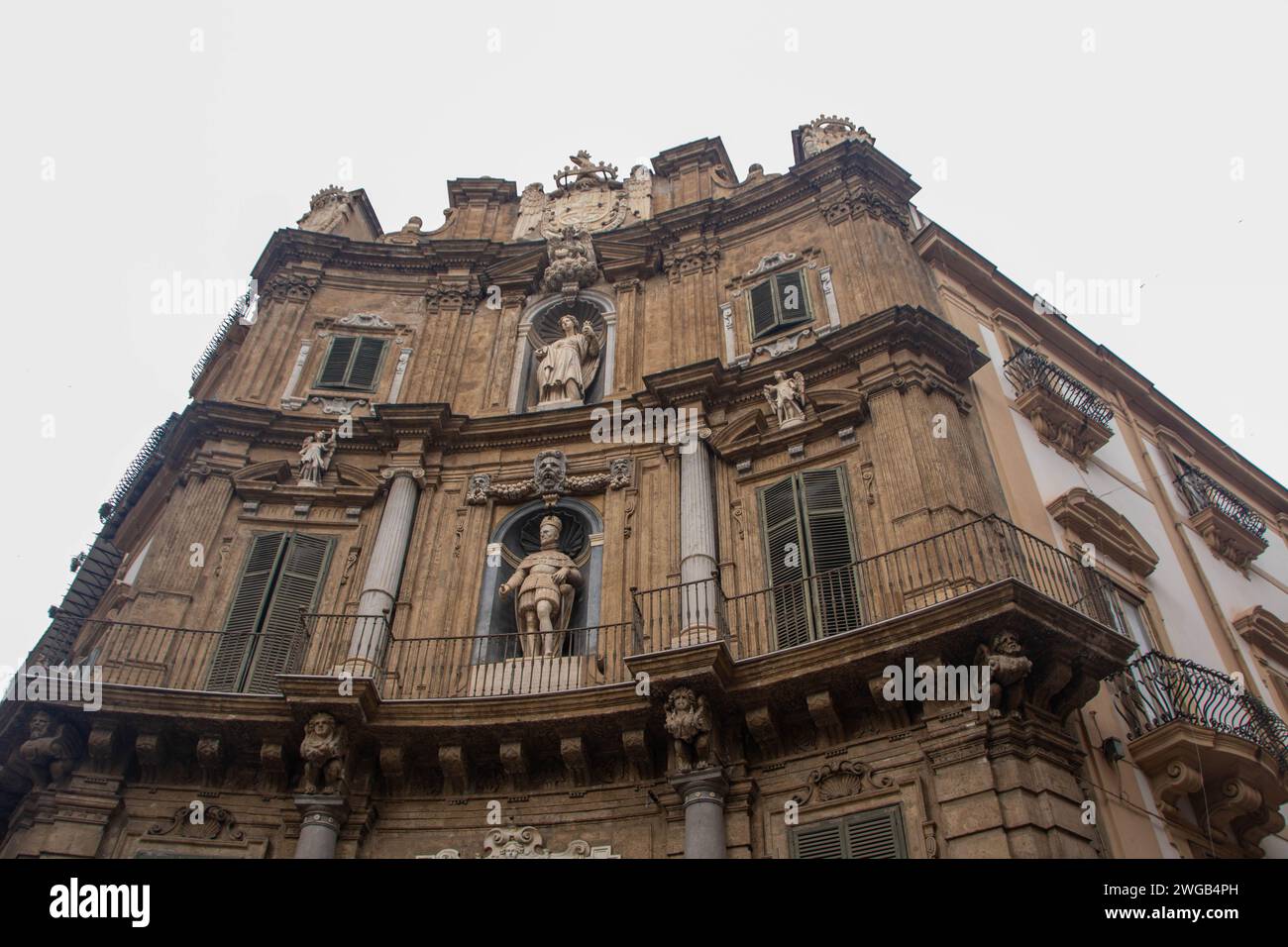 La place baroque formée dans un octogone, connu officiellement sous le nom de place Villena mais aussi quatre coins pour les palermitans Banque D'Images