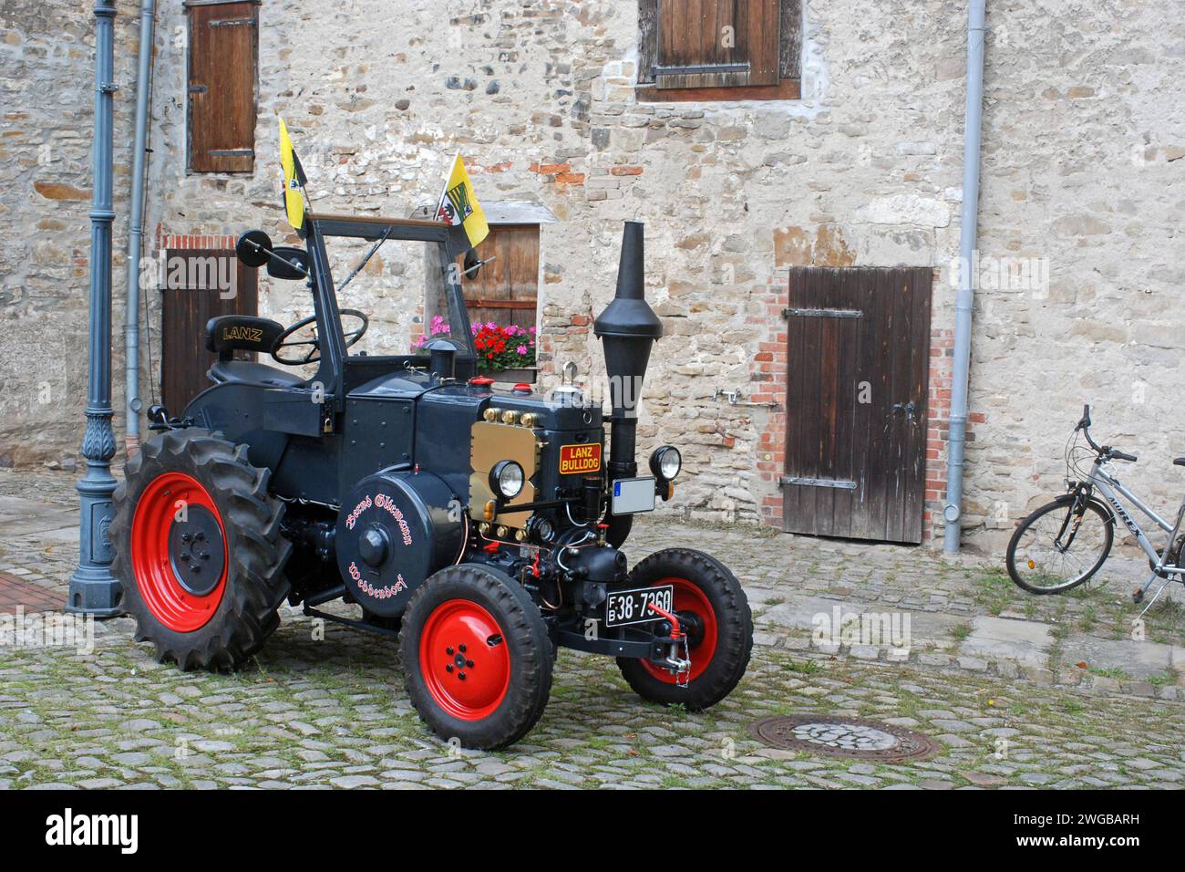 05.09.2015 Taktor Lanz Bulldog Deutschland/ Sachsen Anhalt/ Altmark/ Bördekreis/ Oebisfelde/ Burg/ Innenhof/ Traktor Lanz Bulldog Baujahr 1938 steht für Interessierte Zur Besichtigung bereit/ ***Nutzung nur redaktionell*** 05 09 2015 Taktor Lanz Bulldog Allemagne Saxe Anhalt Altmark Bördekreis Oebisfelde Burg Courtyard Tractor Lanz Bulldog construit en 1938 est disponible pour une utilisation de visionnage à des fins éditoriales seulement Banque D'Images