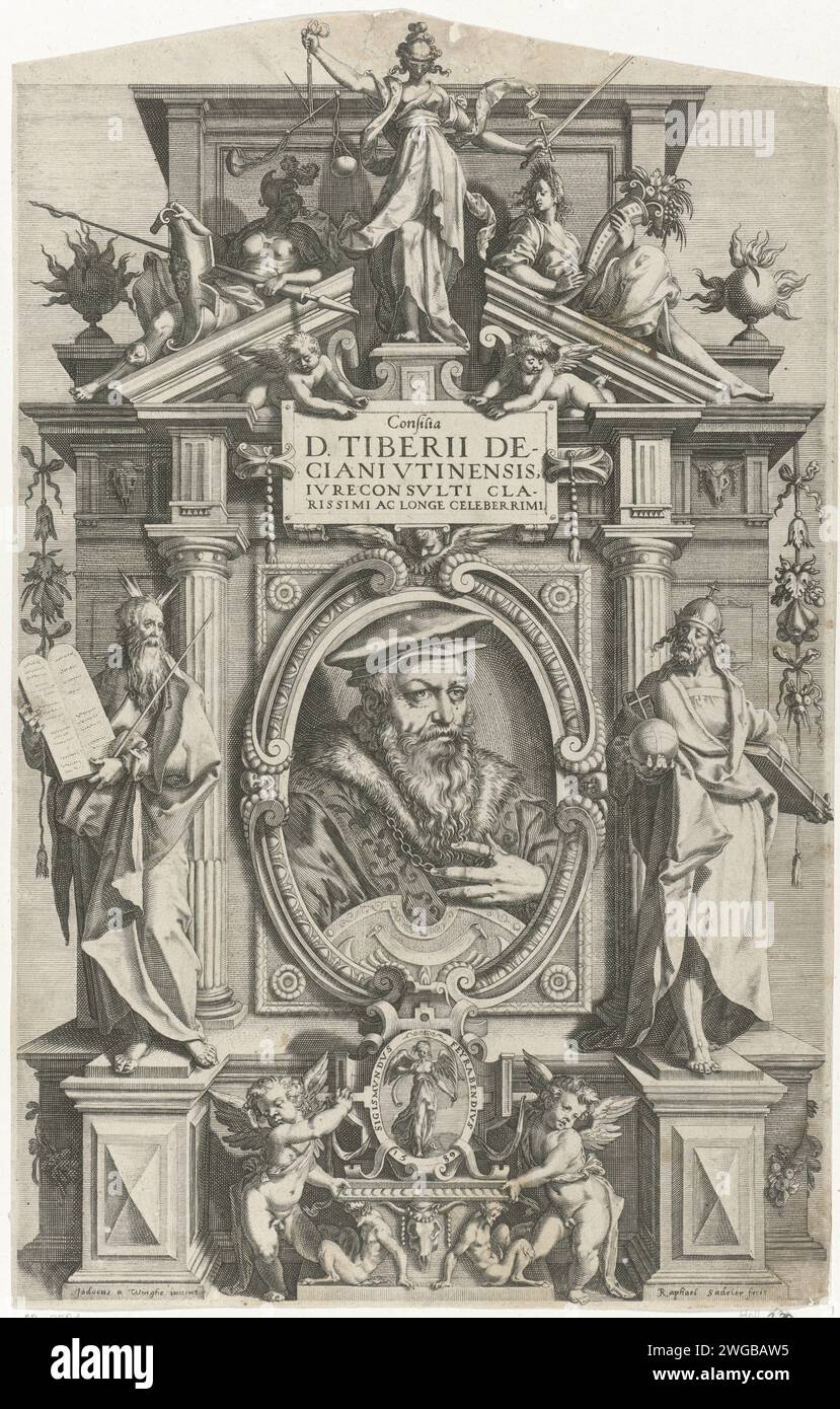 Portrait de Tibère Deciano, Raphaël Sadeler (I), d'après Joos van Winghe, 1589 Imprimer en accompagnement architectural le portrait de Tibère Deciano, avocat et écrivain de Padoue. Le portrait est flanqué de Moïse (à gauche) et Christ (?) (Droite). Sur le fronton de l'accompagnement architectural la justice personnification, avec épée et écailles. Sur la gauche se trouve le Dieu Mars, la déesse Cérès est sur la droite. Deux putti tiennent un médaillon sous le portrait contenant la personnification Fama. Frankfurt am main gravure sur papier Justice, 'Justitia' ; 'Giustitia divina' (Ripa)  l'un des quatre ca Banque D'Images