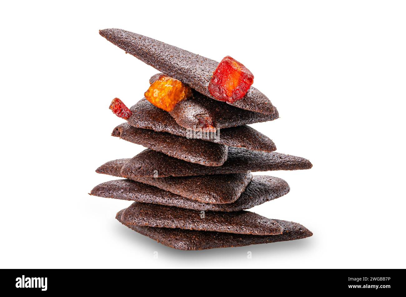 Pile de délicieux craquelins de brownie aux fruits mélangés secs faits maison isolés sur fond blanc avec chemin de découpage. Banque D'Images