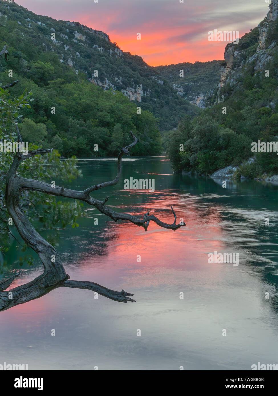 Basses Gorges du Verdon par ciel rouge le soir au coucher du soleil. Banque D'Images