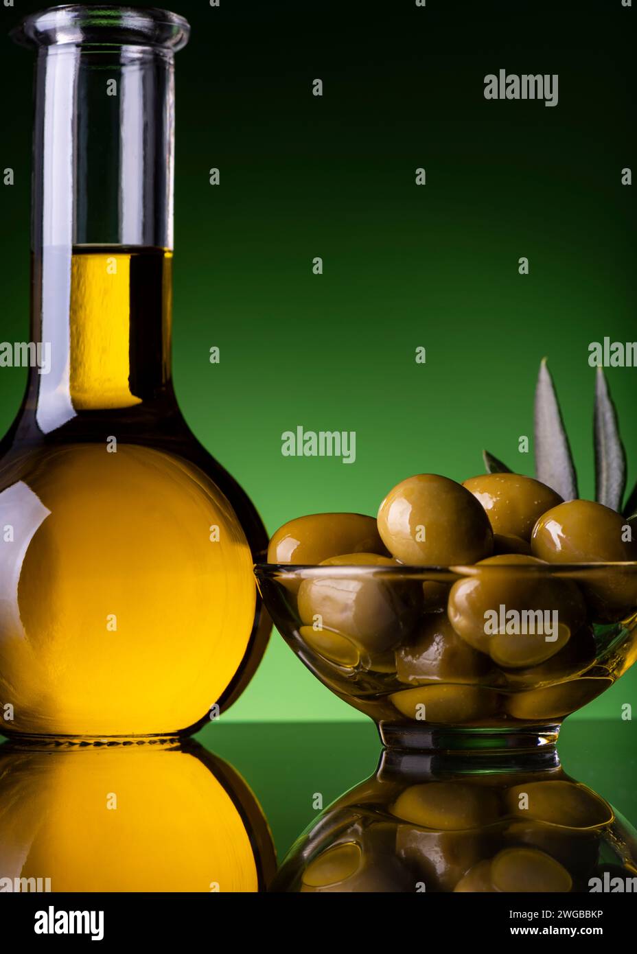Au premier plan un cruet en verre avec de l'huile d'olive extra vierge italienne. Bol d'appoint avec olives. nature morte Banque D'Images