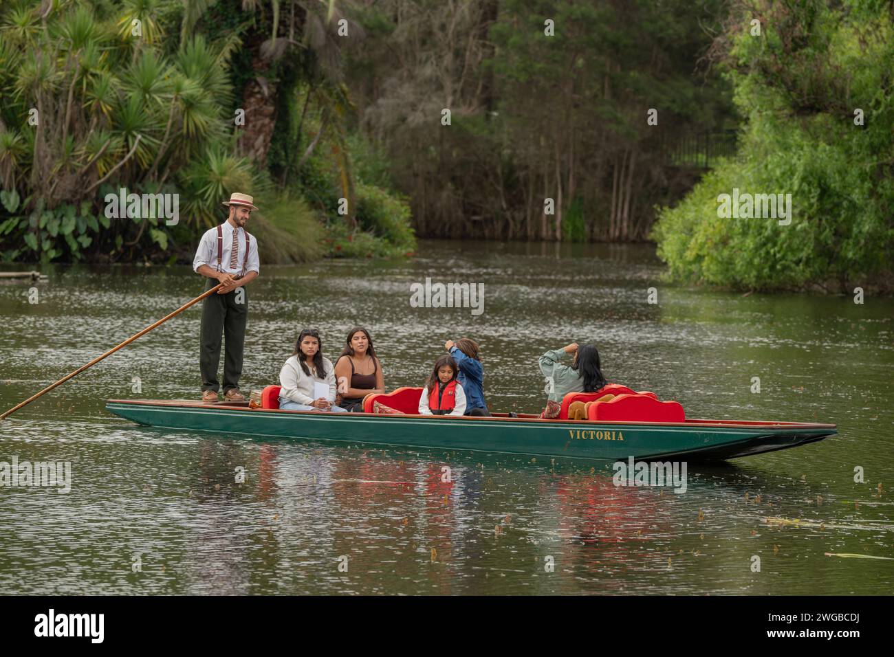 Punt sur le lac dans le jardin botanique de Melbourne, Victoria, Australie. Banque D'Images