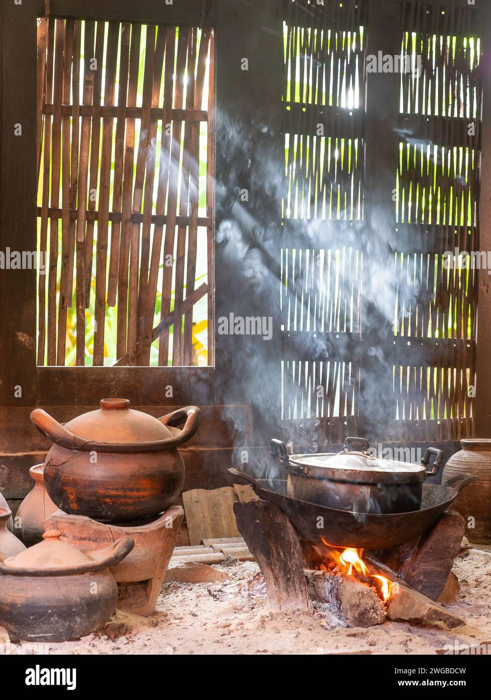 Cuisine dans une maison thaïlandaise traditionnelle en bois avec cuisine sur des flammes nues. Banque D'Images