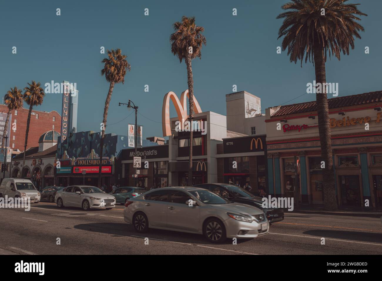 Vue sur les rues et la route de Los Angeles dans le quartier West Hollywood avec palmiers et McDonald's.. Vibrations estivales Banque D'Images