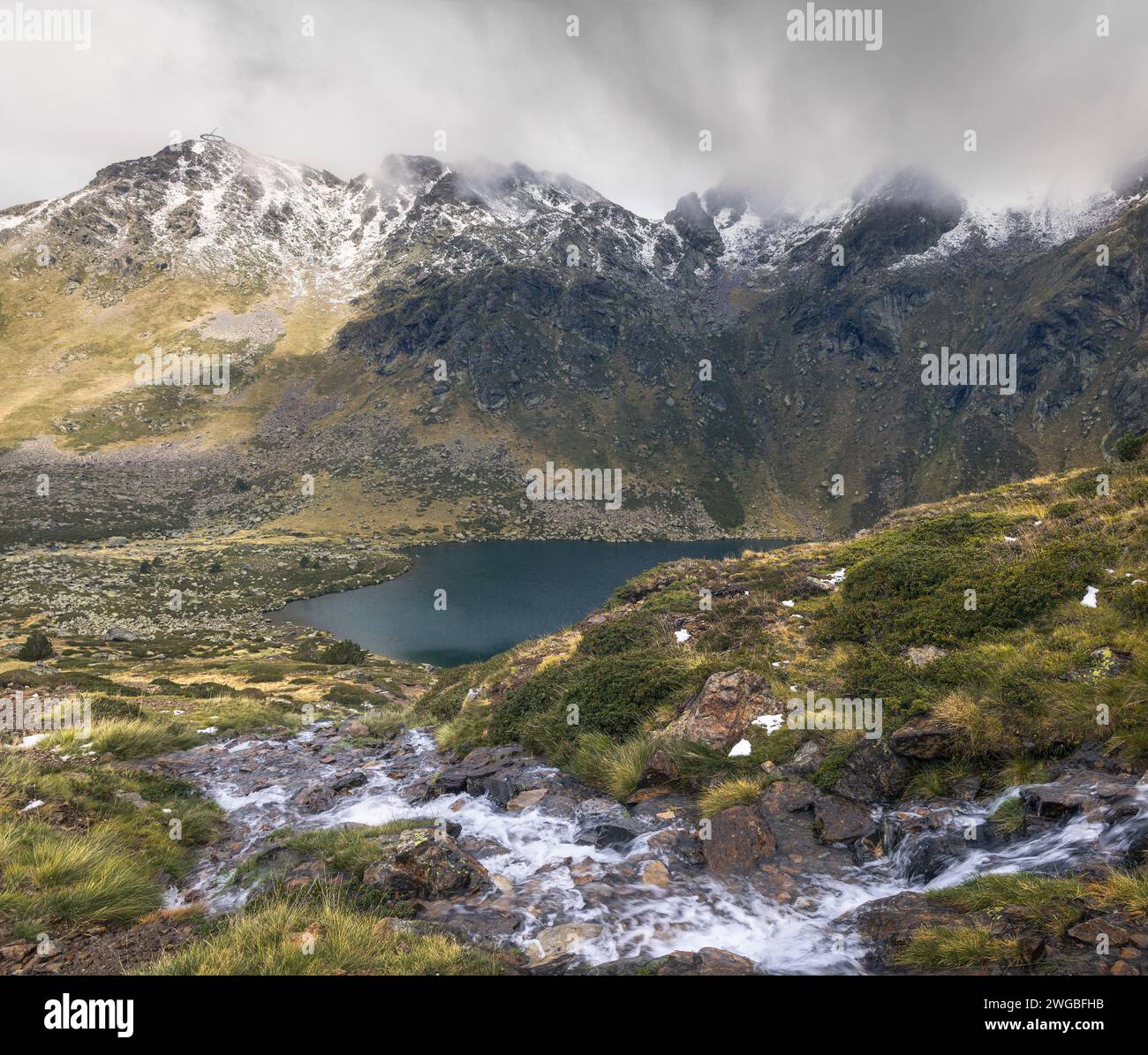 Ruisseau coulant vers le lac Tristaina dans les Pyrénées, Andorre Banque D'Images