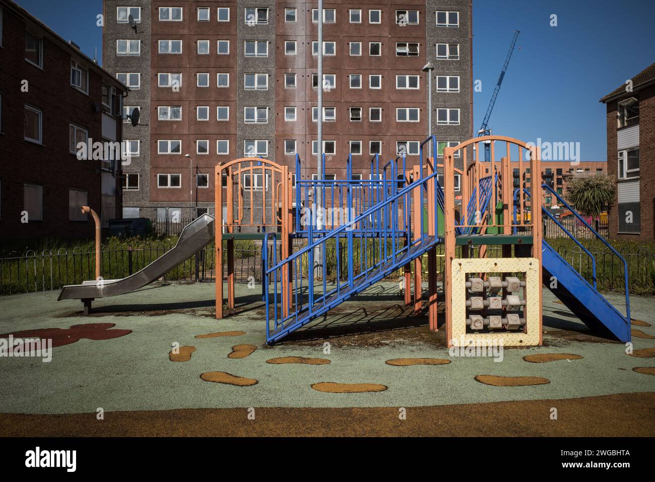 Parc de jeux pour enfants est vide dans le domaine Gascoigne qui est actuellement en cours de réaménagement. Délabré, embarqué dans un logement en arrière-plan. Banque D'Images