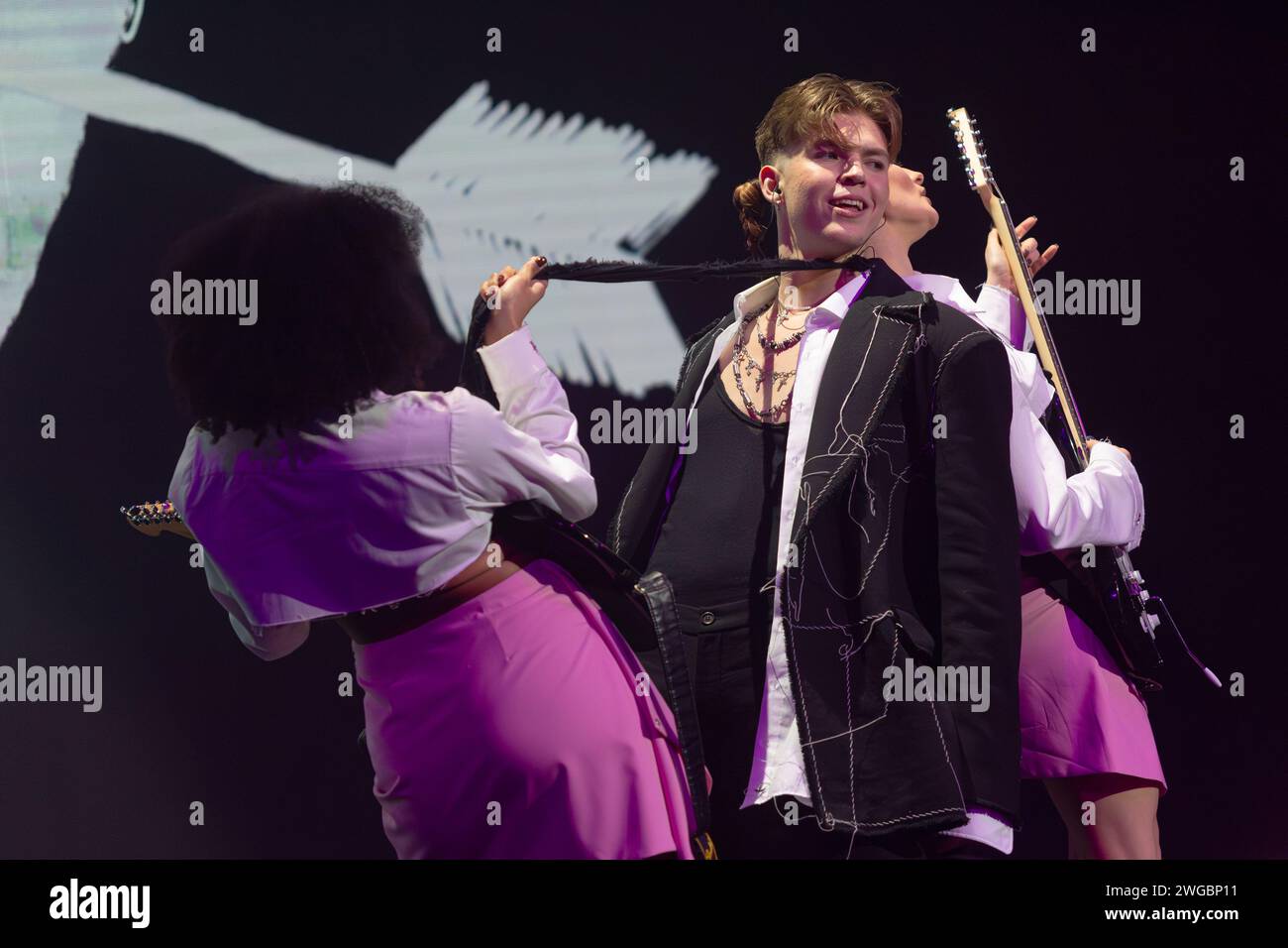 KIEV, UKRAINE - 2 FÉVRIER 2024 - le chanteur Drevo interprète sa ...