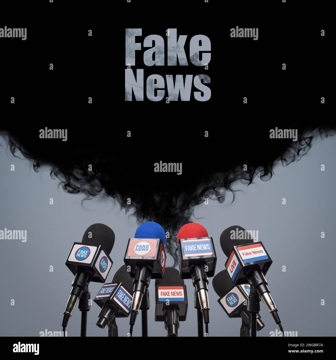 Microphones préparés pour la conférence de presse et fumée noire : fausses nouvelles, propagande et concept de désinformation Banque D'Images