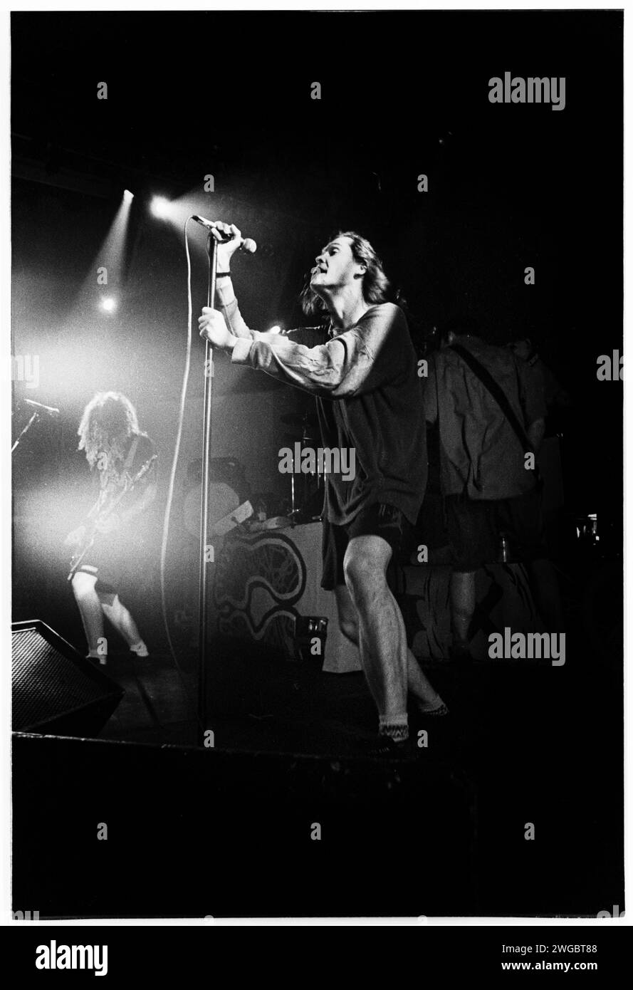 NEDS ATOMIC DUSTBIN, PEAK ERA TOUR, 1992 : John Penney chanteur et Alex Griffin 'Bass Thing' bassiste mélodique de Ned Atomic Dustbin jouant au Cardiff University Students Union Great Hall à Cardiff, pays de Galles, Royaume-Uni le 18 novembre 1992. Photo : Rob Watkins. INFO : ned's Atomic Dustbin, un groupe de rock alternatif britannique formé en 1987, est devenu connu pour son énergie sonore et sa double guitare basse. Des hits comme Grey Cell Green ont mis en valeur leur mélange distinctif de punk, rock et pop, contribuant au paysage de la musique alternative des années 90. Banque D'Images