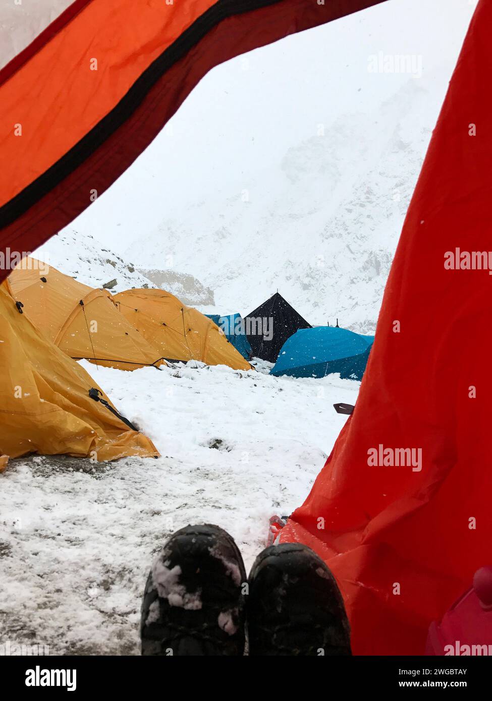 Femme dans une expédition d'alpinisme assise dans une tente, Himalaya indien, Inde Banque D'Images