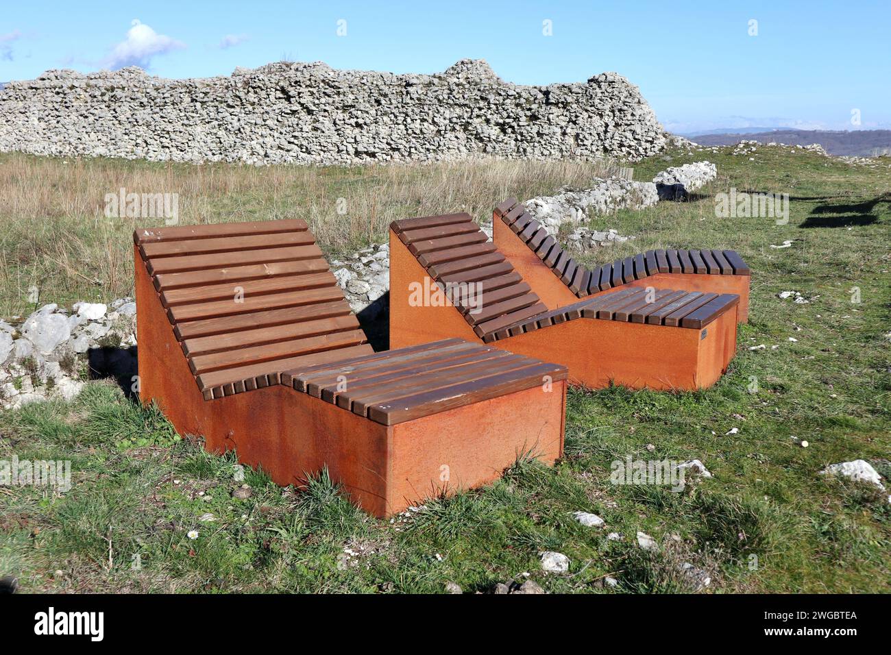 Civita Superiore - Panchine sdraio al castello Banque D'Images