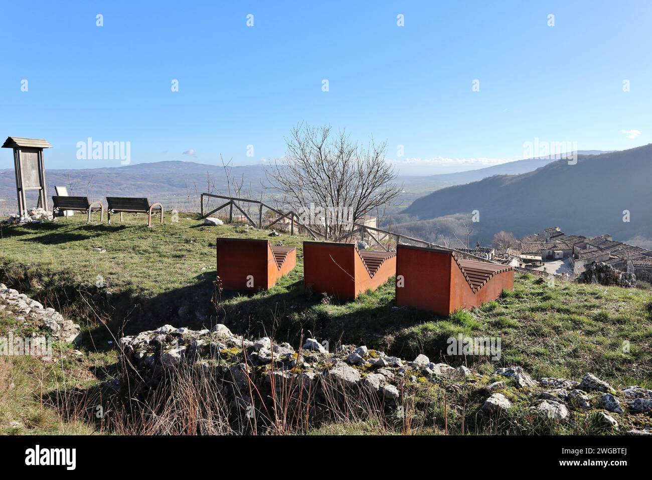 Civita Superiore - Panchine sdraio panoramiche tra i ruderi del castello medievale Banque D'Images
