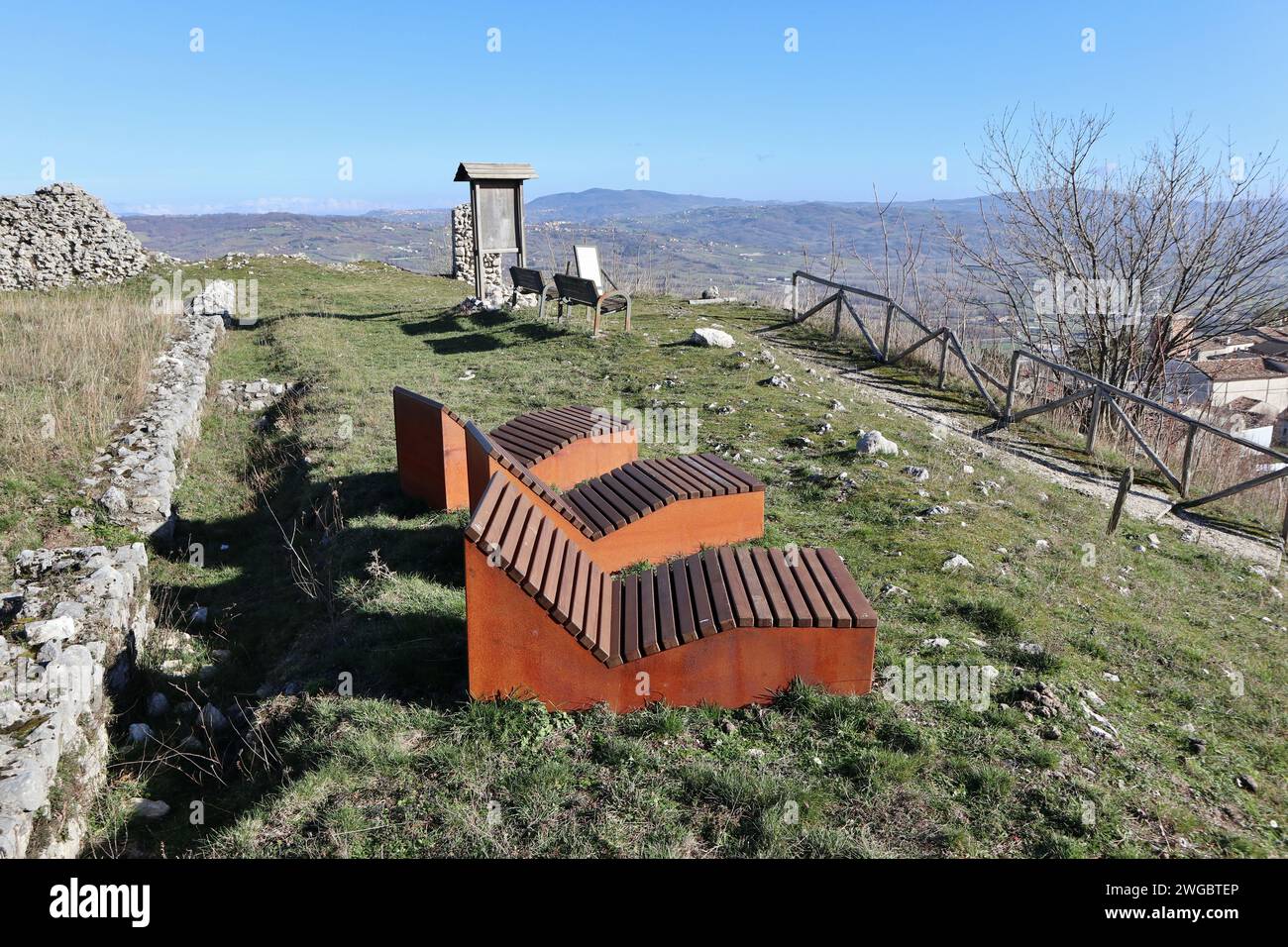 Civita Superiore - Panchine sdraio panoramiche tra i ruderi del castello medioevale Banque D'Images